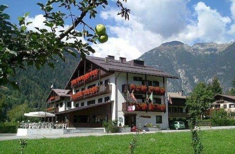 Hotel Ferrari Pinzolo Exterior photo